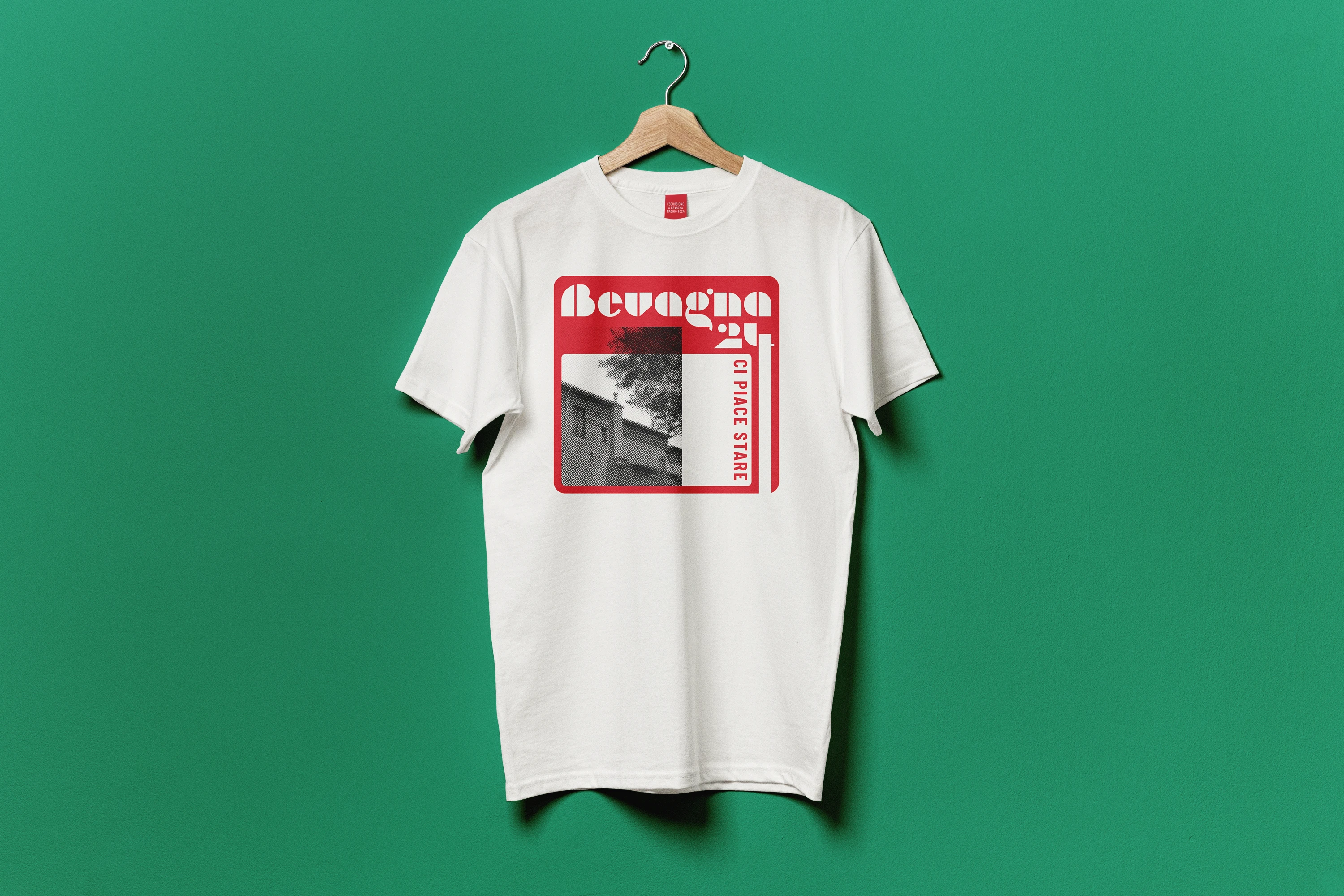 Weißes T-Shirt mit typografischem „Bevagna 24“ Print auf grünem Hintergrund