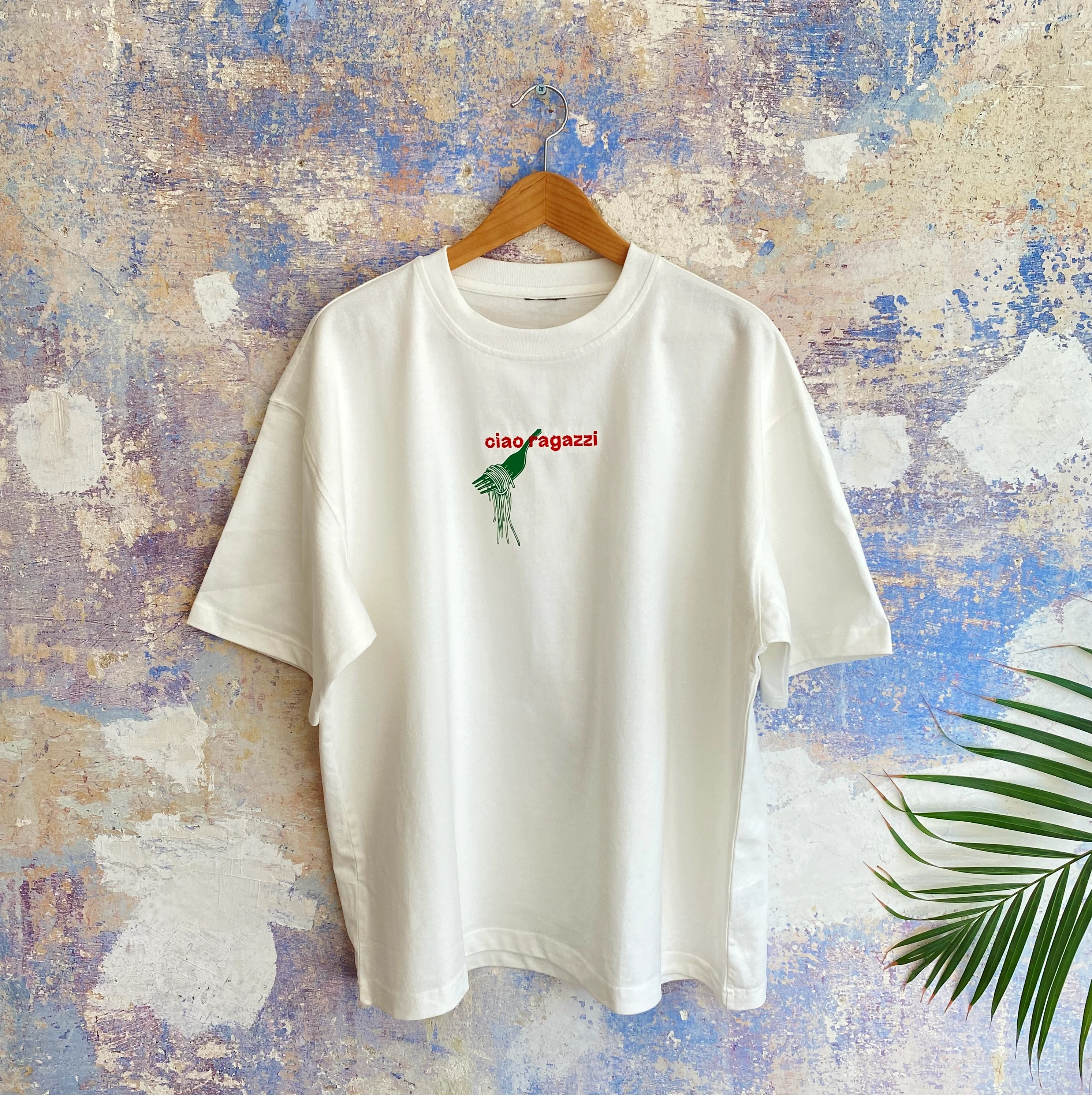 T-Shirt als Ausstellungsobjekt mit typografischem Print und textiler Umsetzung eines italienisch inspirierten Motivs